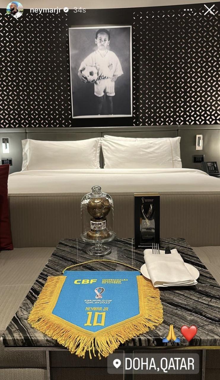 Neymar posta foto em quarto de hotel e quadro com foto com a camisa do Santos surpreende