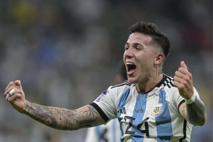 Enzo Fernández vibrando com gol da Argentina