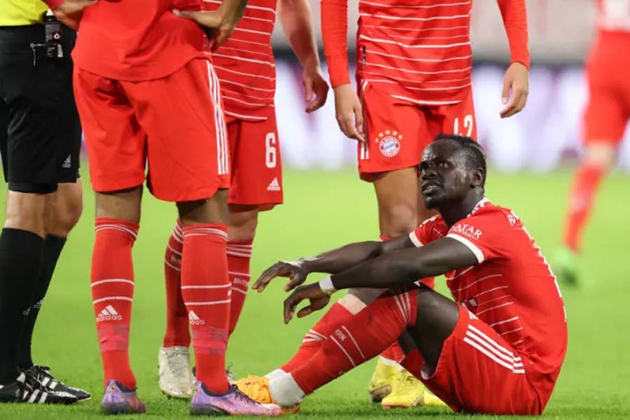 Sadio Mané ficou apenas 20 minutos em campo contra o Werder Bremen e sofreu uma lesão na perna direita. (Foto: Reprodução)