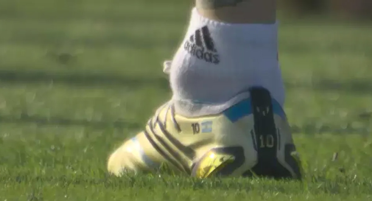 Imagem do tornozelo de Messi deixa torcedores preocupados