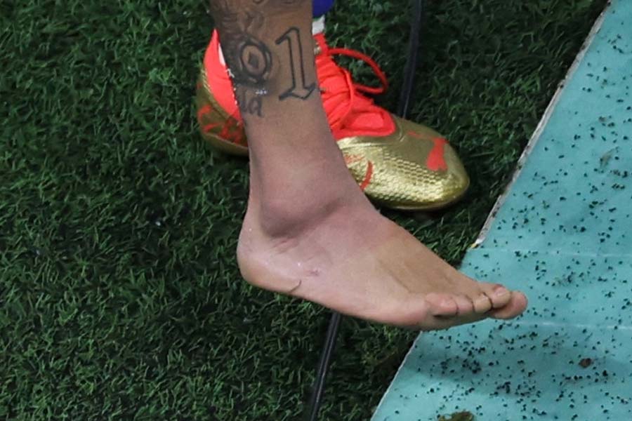 Camisa 10 da Seleção Brasileira deixou o estádio com o tornozelo direito inchado. Foto: Divulgação
