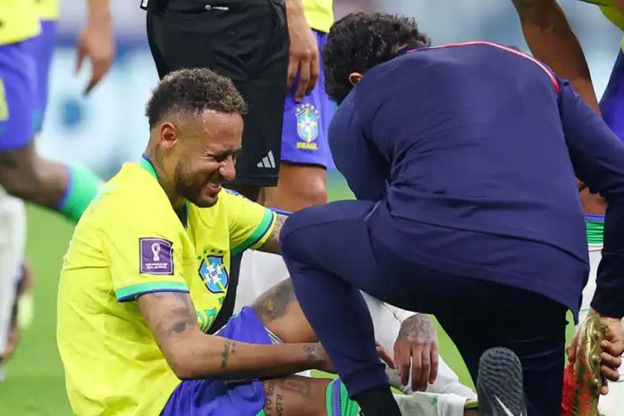 Neymar sofreu uma entorse no tornoelo direito durante a primeira partida do Brasil na Copa do Mundo de 2022. Foto: Divulgação