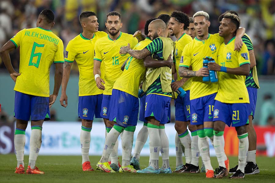 Jogadores da Seleção Brasileira comemorando com gol na Copa do Mundo