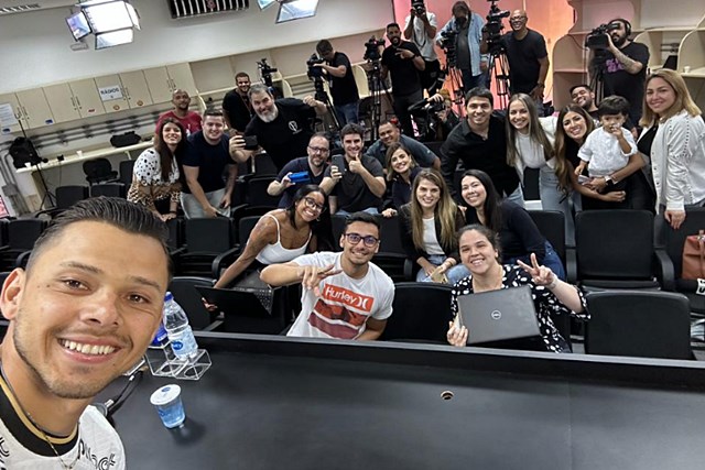 Ángel Romero faz selfie com jornalistas no CT Joaquim Grava