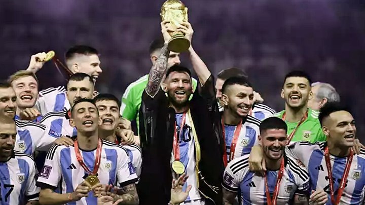 Porque Messi usou uma túnica preta ao levantar a Taça de Campeão da Copa do Mundo