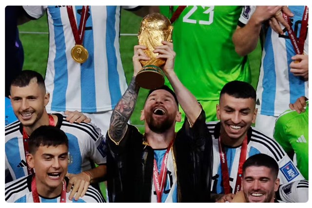 Messi ergue a taça da Copa do Mundo de 2022