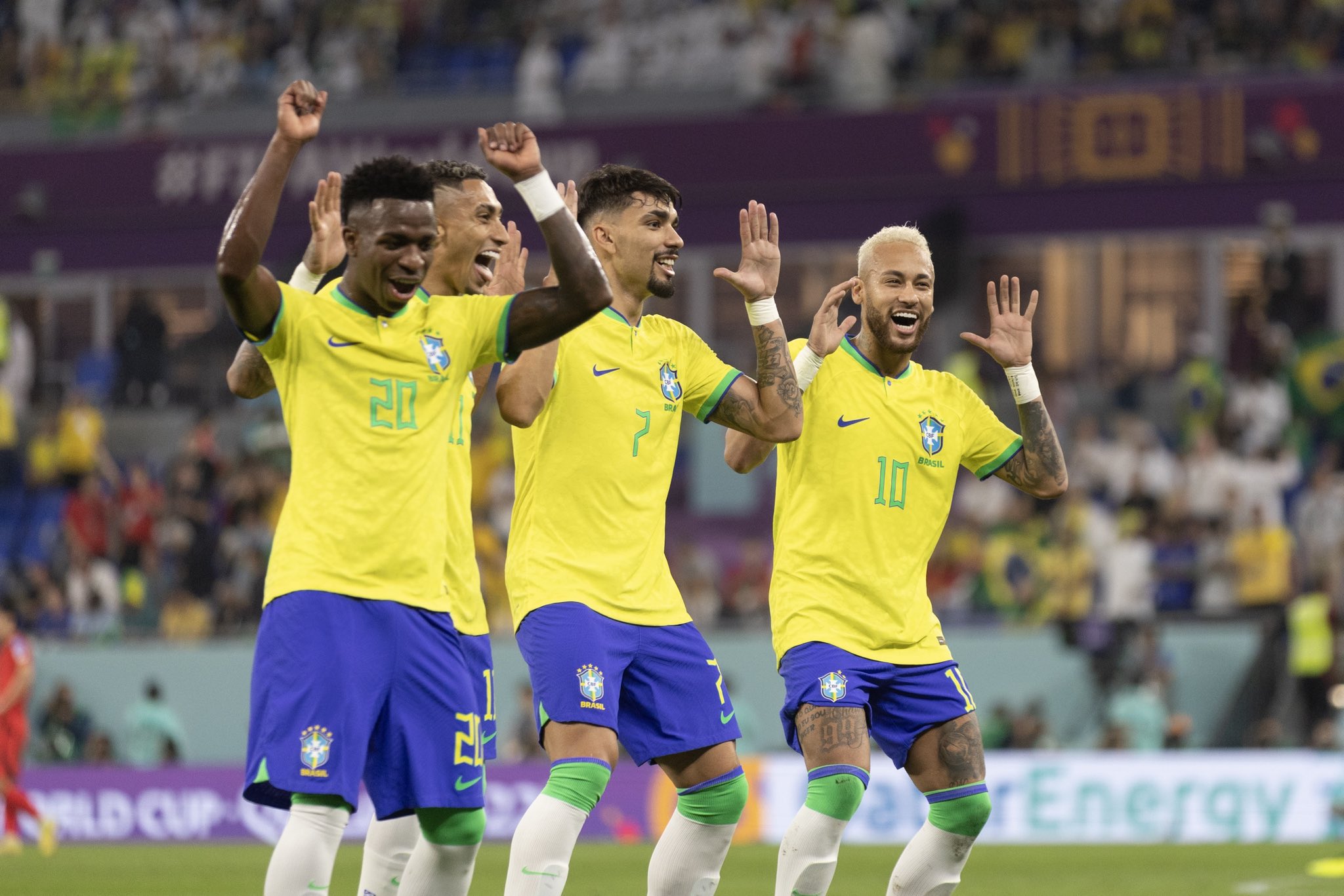 Vinícius Júnior revela atitude de Neymar com jovens da Seleção Brasileira antes de jogos da Copa.