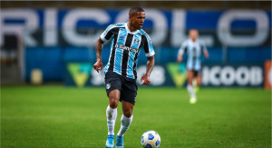 Douglas Costa de volta ao Grêmio? Presidente revela interesse