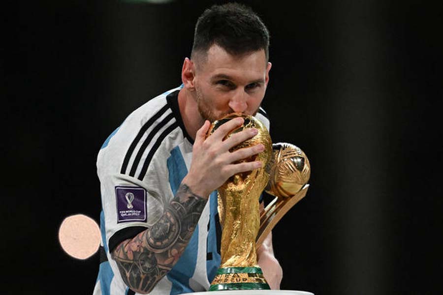 Messi beijando a taça da Copa do Mundo 2022