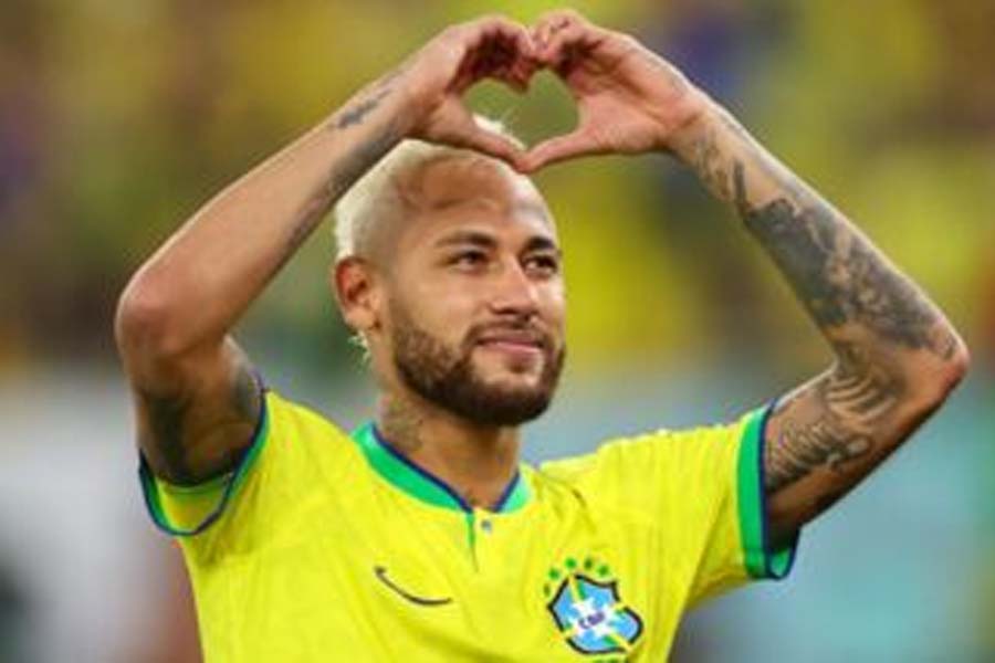 Ex-namorada de Neymar acompanha jogo com os filhos e elogia o craque