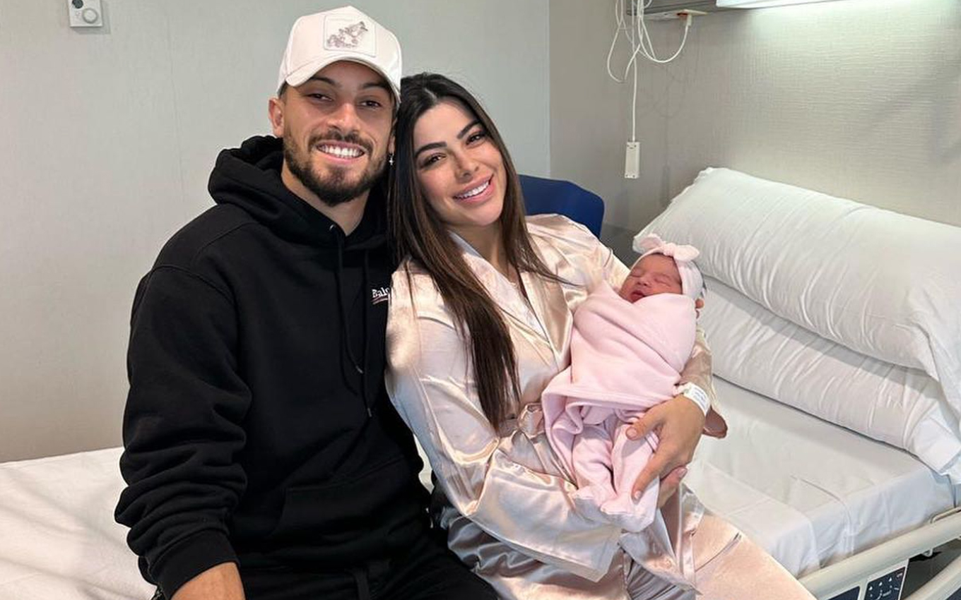 Esposa do jogador Alex Telles dá à luz Antonella