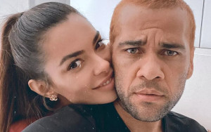 Esposa de Daniel Alves quebra o silêncio e defende jogador após acusações