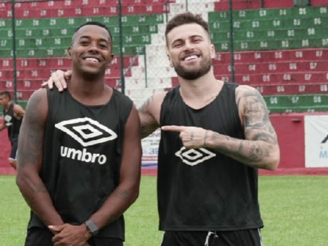 Robinho e Lucas Lima, ex-Santos, em jogo-treino no CT da Portuguesa Santista
