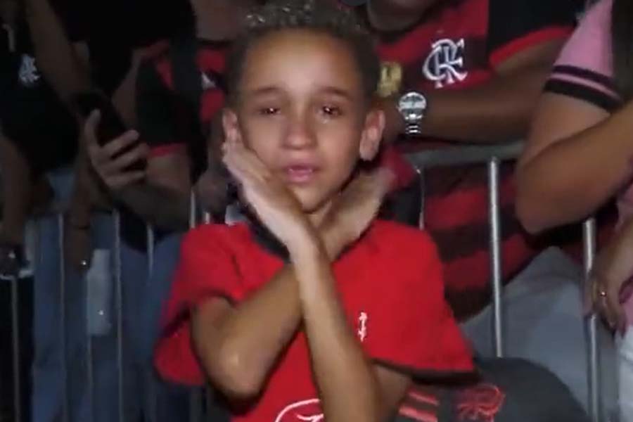 Criança de 6 anos vai às lágrimas após momento com estrela do Flamengo. Foto: Divulgação