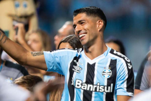 Contrato de Suárez no Grêmio tem cláusula específica para Grenais e deixa torcedores do Inter revoltados