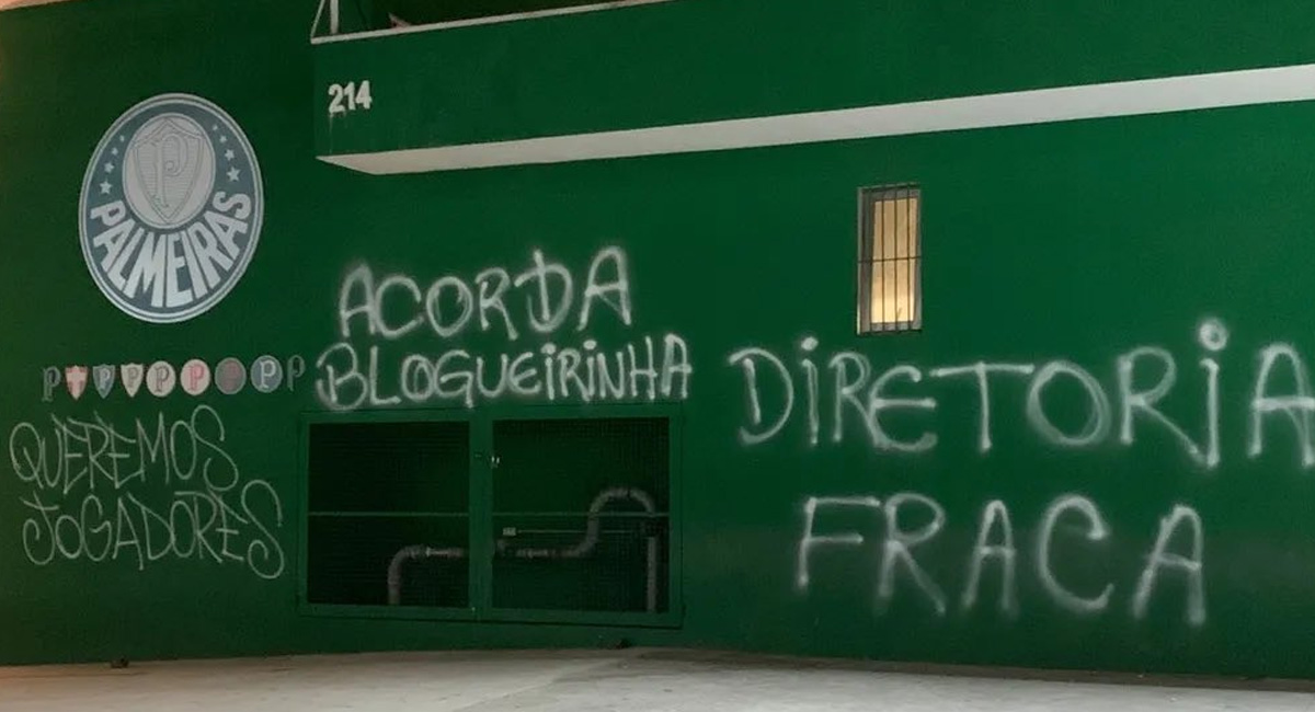 Torcedores do Palmeiras picham muro da sede e mandam RECADO para Presidente e Diretoria