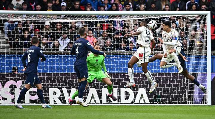 Em jogo com duas viradas PSG derrota o Lille por 4 a 3 e Neymar sai lesionado.