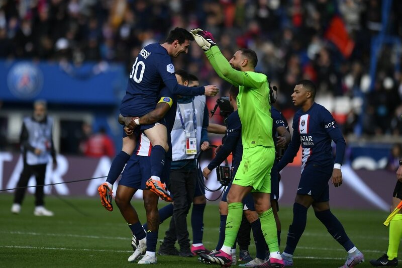 Em jogo com duas viradas PSG derrota o Lille por 4 a 3 e Neymar sai lesionado