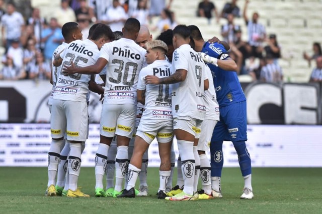 Santos recebe a Portuguesa na Vila Belmiro para se enfrentarem pelo Campeonato Paulista. 