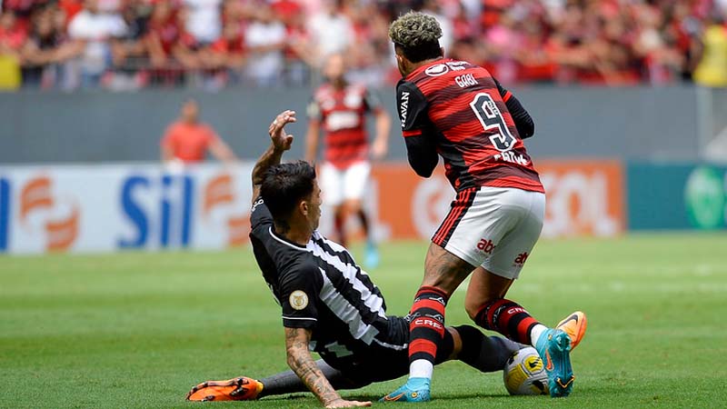 Botafogo x Flamengo vai passar na Band? Como assistir ao vivo o jogo do Cariocão 2023 neste sábado (25). Foto: Divulgação