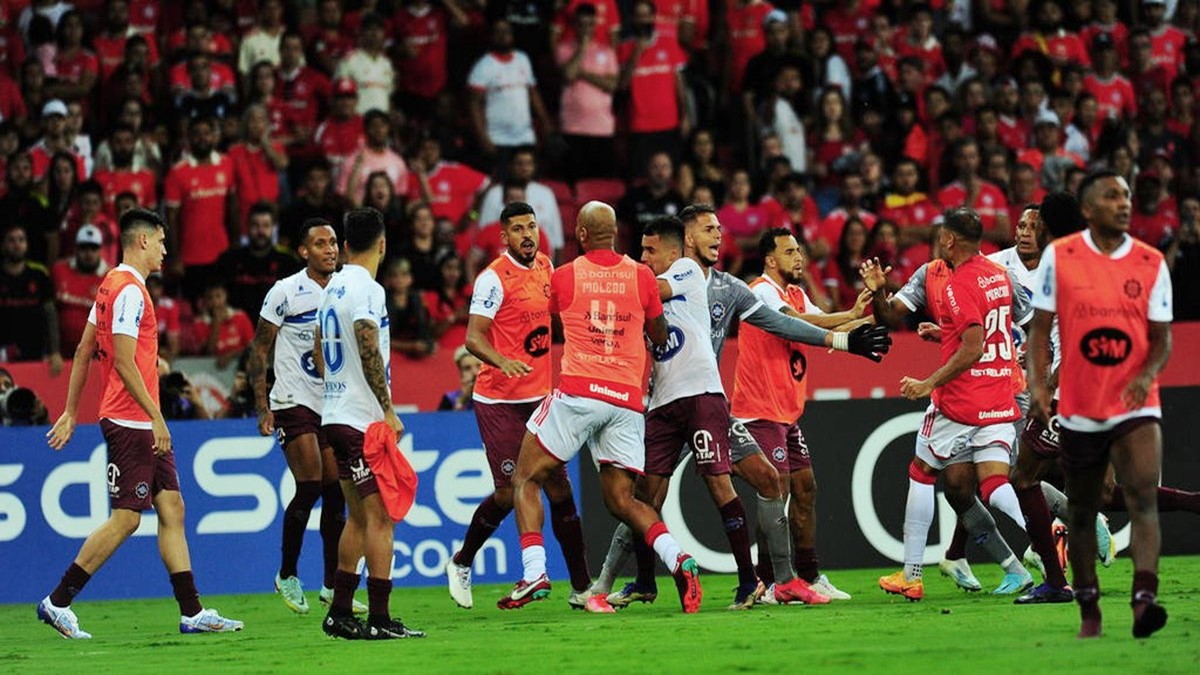 Briga no jogo Inter x Caxias, jogadores das equipes e staff trocam socos no final da partida