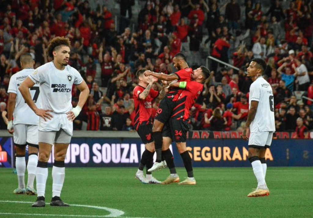 Melhores momentos de Athletico-PR x Botafogo pelo Brasileirão