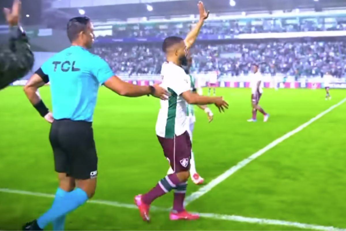 Samuel Xavier, lateral esquerdo do Fluminense voltando para o campo