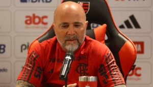 Sampaoli explica por que não poupará NINGUÉM contra o Corinthians e foca em Quito