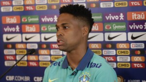 Azar! Wendell deixa estádio de muletas e vira GRANDE dor de cabeça para o São Paulo