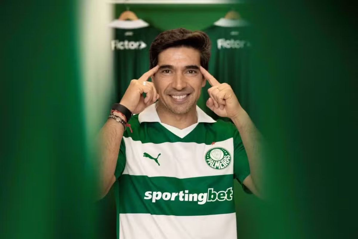 Um jogador com nova camisa do Palmeiras