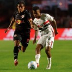 São Paulo quebra jejum de 10 jogos, bate Bragantino e chega a 30 pontos no Brasileirão