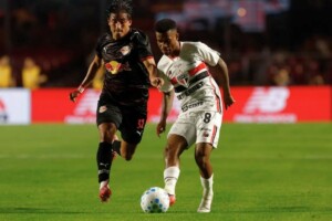 São Paulo quebra jejum de 10 jogos, bate Bragantino e chega a 30 pontos no Brasileirão