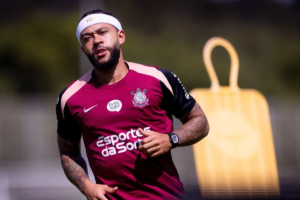 Protesto pesado na madrugada! Erro decisivo faz torcida do Corinthians perder a paciência e pichar sede contra Memphis