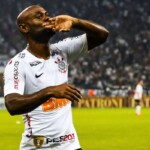 “Fui campeão com salários atrasados”: Vagner Love detona desculpas no Corinthians, expõe bastidor do título e manda recado ao elenco