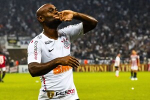 “Fui campeão com salários atrasados”: Vagner Love detona desculpas no Corinthians, expõe bastidor do título e manda recado ao elenco