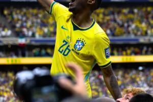 Substituto para ícone em marcha: Liverpool mira contratação de jovem joia brasileira apontada como o ‘novo Salah’