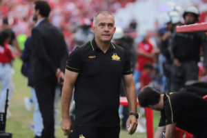 Diretor do Criciúma detona a saída de técnico rumo ao Internacional, acusa o profissional de atitude desleal e expõe bastidores do acerto