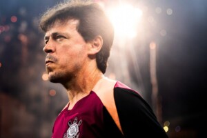 Fernando Diniz fora do Corinthians? Saiba quanto o Timão pode pagar de multa rescisória em caso de demissão após jogo da Libertadores