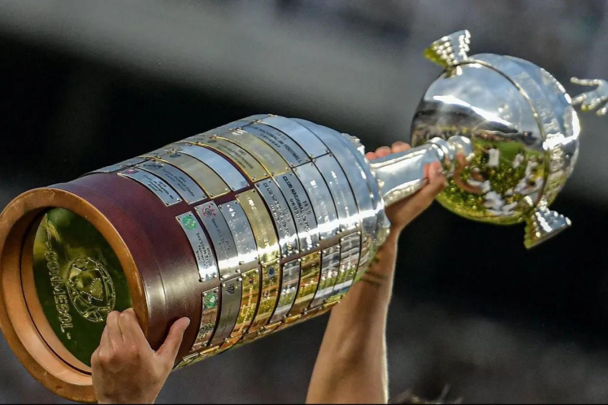 Taça da Libertadores erguida