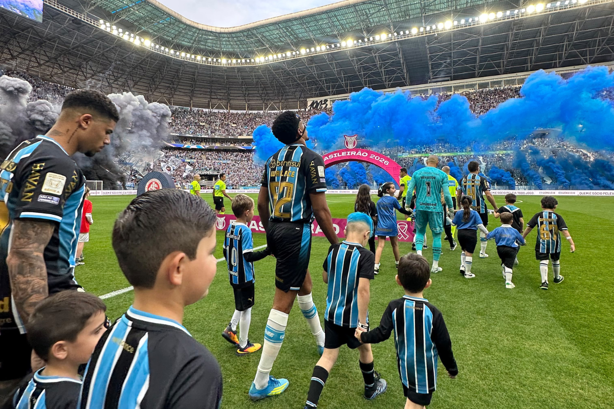 Jogadores do Grêmio entrando em campo