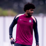 Corinthians vive crise pior que a de 2007, acumula oito derrotas consecutivas no Brasileirão e ocupa o 16º lugar com apenas 32 pontos após 30 rodadas