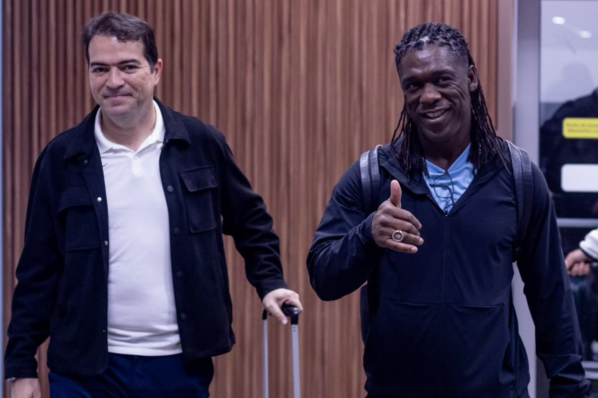 Marcelo Paz e Seedorf sorrindo no aeroporto de São Paulo