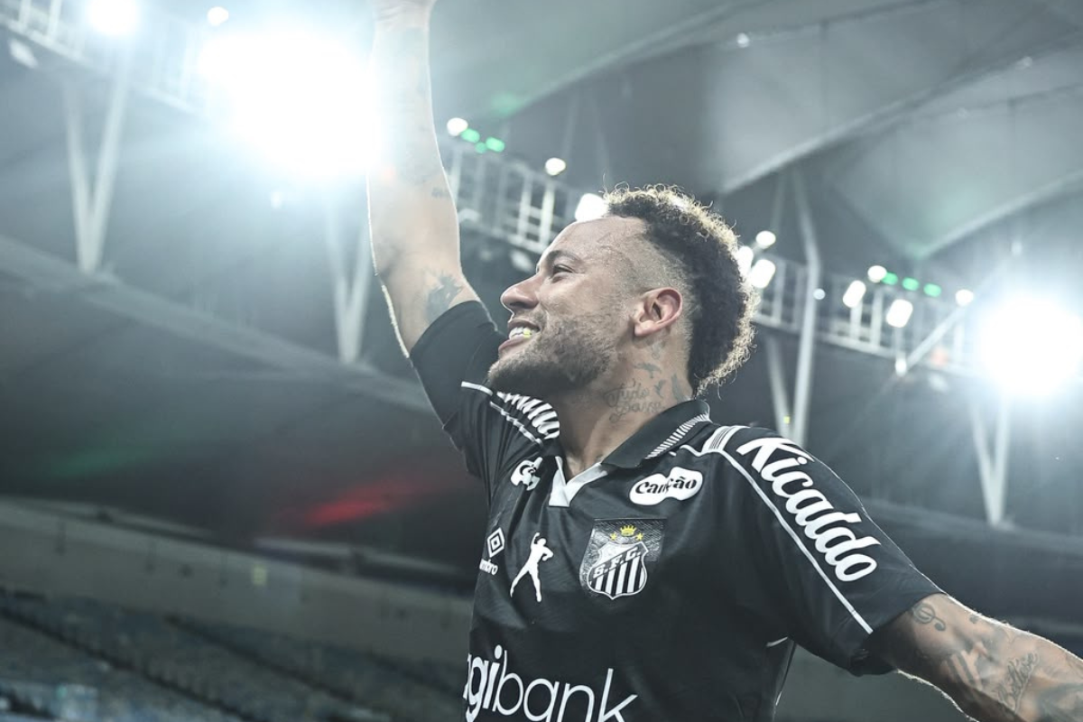 Neymar feliz e comemorando no Maracanã