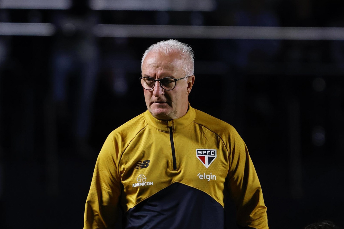 Dorival Jr como técnico do São Paulo, em tom sério