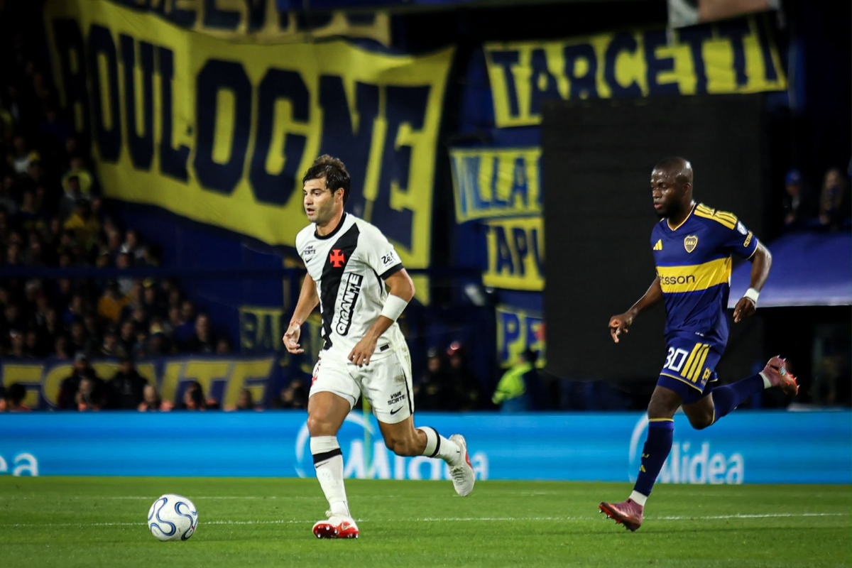 Jogadores de Vasco e Boca Juniors disputando uma bola