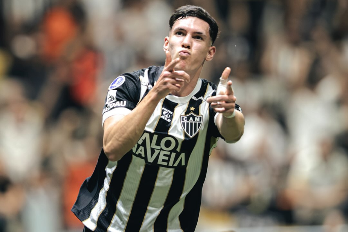 Jogador do Atlético-MG comemorando