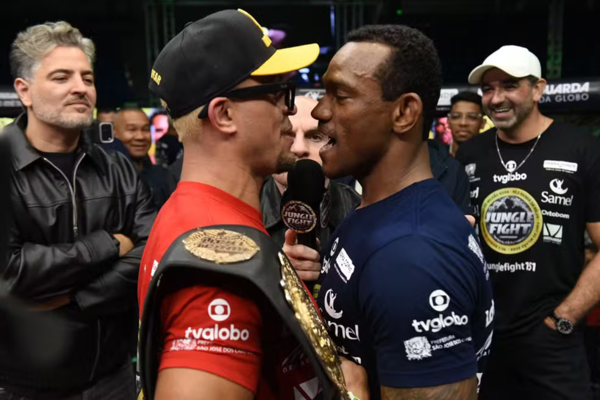 Dois lutadores se encarando no ring de luta