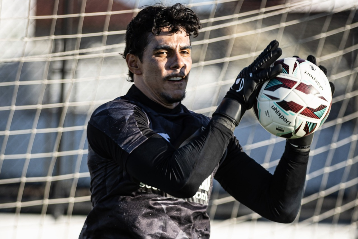 Goleiro do Ceará treinando