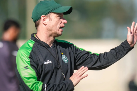 Coritiba cansa de apanhar e demite Fernando Seabra após derrota para o Grêmio
