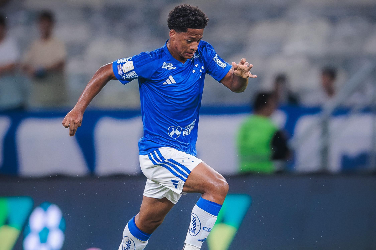 Jogador Zé Lucas correndo com a bola